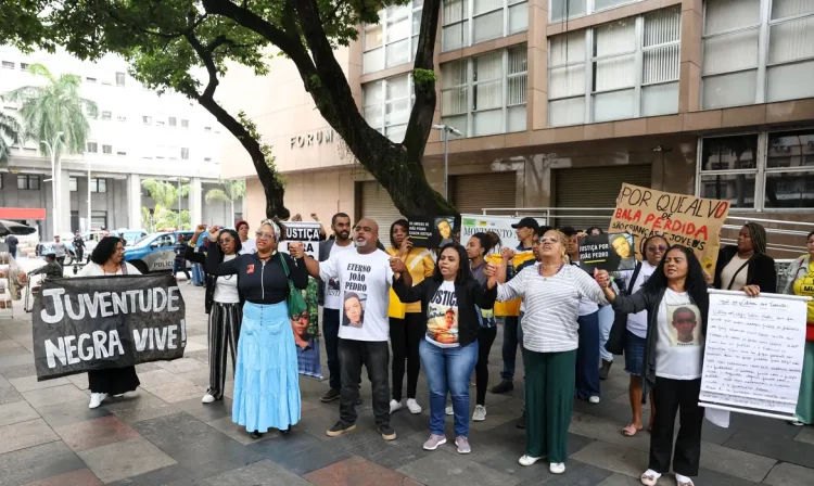 Rio de Janeiro (RJ), 11/07/2024 – Familiares e amigos de João Pedro, de 14 anos, morto durante uma operação policial no Complexo do Salgueiro, em São Gonçalo, em 2020, realizam manifestação em frente ao Tribunal de Justiça do Rio de Janeiro. Foto: Tomaz Silva/Agência Brasil