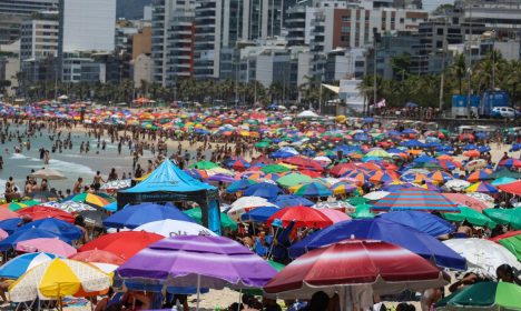 Rio de Janeiro (RJ), 26/12/2025 – Cariocas e turistas vão à praia em dia de forte calor no Rio de Janeiro. Foto: Tomaz Silva/Agência Brasil