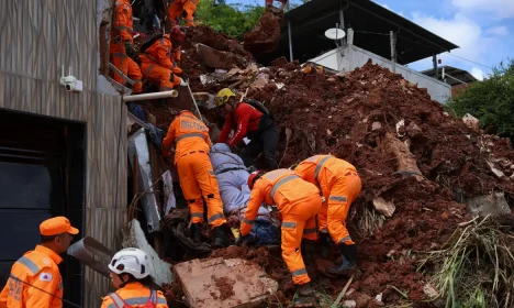 Juiz de Fora (MG), 25/02/2026 – Bombeiros retiram corpo de escombros após fortes chuvas no bairro Cerâmica, na zona sudeste de Juiz de Fora. Foto: Tomaz Silva/Agência Brasil
