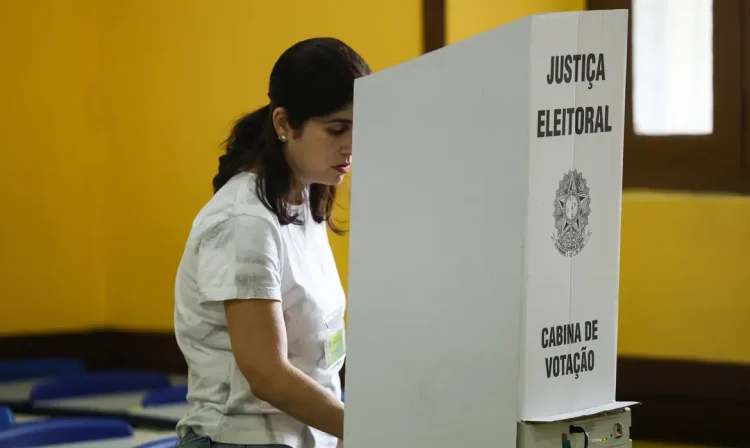 Niterói (RJ), 27/10/2024 – Eleitores votam na 71ª Zona Eleitoral, no Colégio Liceu Nilo Peçanha, no centro de Niterói. Foto: Tomaz Silva/Agência Brasil