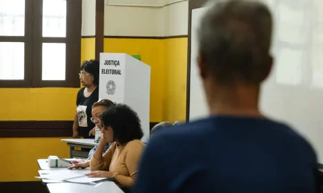 Niterói (RJ), 27/10/2024 – Eleitores votam na 71ª Zona Eleitoral, no Colégio Liceu Nilo Peçanha, no centro de Niterói. Foto: Tomaz Silva/Agência Brasil