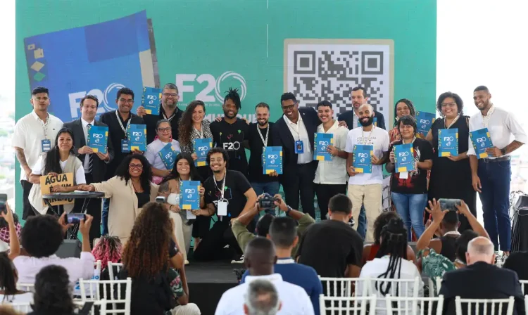 Rio de Janeiro (RJ), 04/11/2024 – Organizadores do Favela 20 entregam documento com recomendações políticas ao G20 às autoridades durante evento no Morro do Adeus, na zona norte da capital fluminense. Foto: Tomaz Silva/Agência Brasil