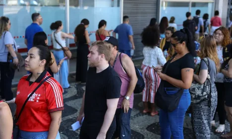 Rio de Janeiro (RJ), 05/10/2025 – Candidatos chegam ao local de prova do Concurso Nacional Unificado (CNU), no centro do Rio de Janeiro. Foto: Tomaz Silva/Agência Brasil