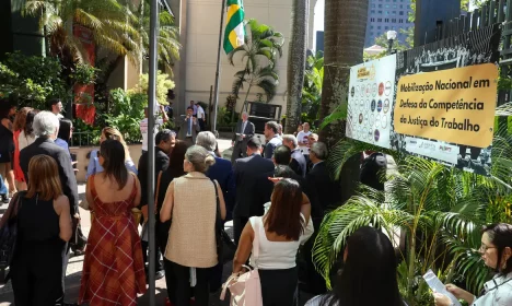 Rio de Janeiro (RJ), 07/05/2025 – Entidades fazem ato em defesa da competência da Justiça do Trabalho, no Tribunal Regional do Trabalho, no centro do Rio de Janeiro. Foto: Tomaz Silva/Agência Brasil