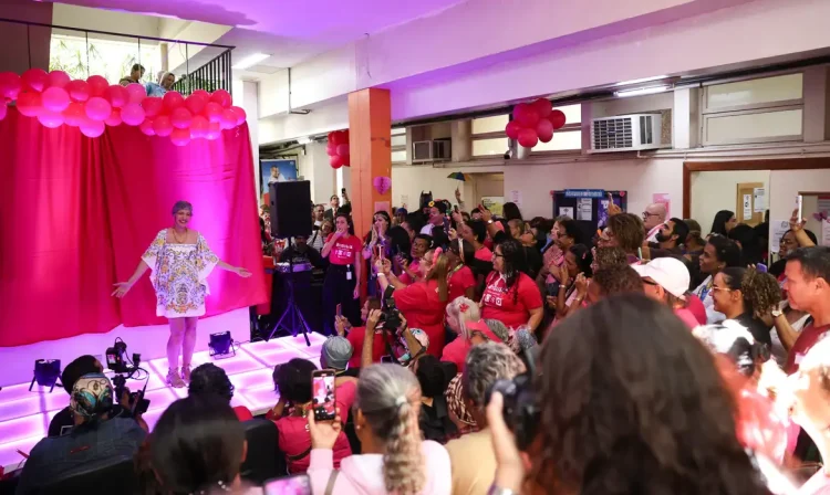 Rio de Janeiro (RJ), 23/10/2025 –  Pacientes participam de desfile durante celebração do Outubro Rosa no Hospital do Câncer III, na zona norte do Rio de Janeiro. Foto: Tomaz Silva/Agência Brasil
