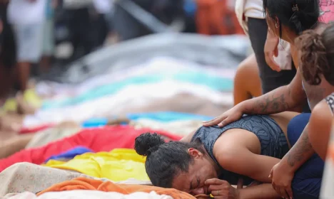 Rio de Janeiro (RJ), 29/10/2025 - Dezenas de corpos são trazidos por moradores para a Praça São Lucas, na Penha, zona norte do Rio de Janeiro. Operação Contenção.
Foto: Tomaz Silva /Agência Brasil