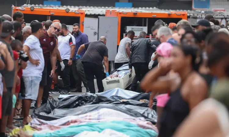 Rio de Janeiro (RJ), 29/10/2025 - Dezenas de corpos são trazidos por moradores para a Praça São Lucas, na Penha, zona norte do Rio de Janeiro. Operação Contenção.
Foto: Tomaz Silva /Agência Brasil