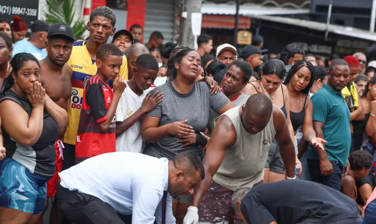 Rio de Janeiro (RJ), 29/10/2025 - Dezenas de corpos são trazidos por moradores para a Praça São Lucas, na Penha, zona norte do Rio de Janeiro. Operação Contenção.
Foto: Tomaz Silva /Agência Brasil