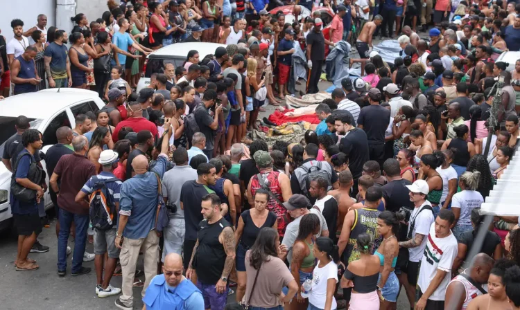Rio de Janeiro (RJ), 29/10/2025 - Dezenas de corpos são trazidos por moradores para a Praça São Lucas, na Penha, zona norte do Rio de Janeiro. Operação Contenção.
Foto: Tomaz Silva /Agência Brasil
