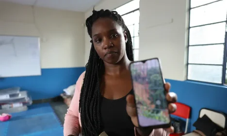 Juiz de Fora (MG), 25/02/2026 – A auxiliar de cozinha, Daniele Saldanha, moradora do bairro Alto do Grajaú, teve a casa condenada pela Defesa Civil e está abrigada na Escola Municipal Murilo Mendes, no Alto do Grajaú, em Juiz de Fora. Foto: Tomaz Silva/Agência Brasil