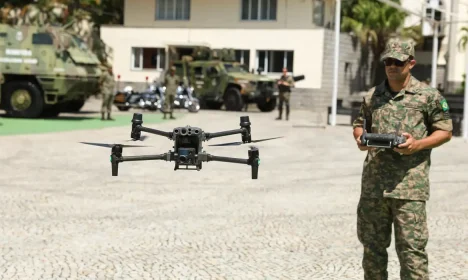 Rio de Janeiro (RJ), 04/03/2026 – Militar pilota drone de ataque durante apresentação das inovações tecnológicas do Corpo de Fuzileiros Navais, na Ilha das Cobras, na região central do Rio de Janeiro. Foto: Tomaz Silva/Agência Brasil