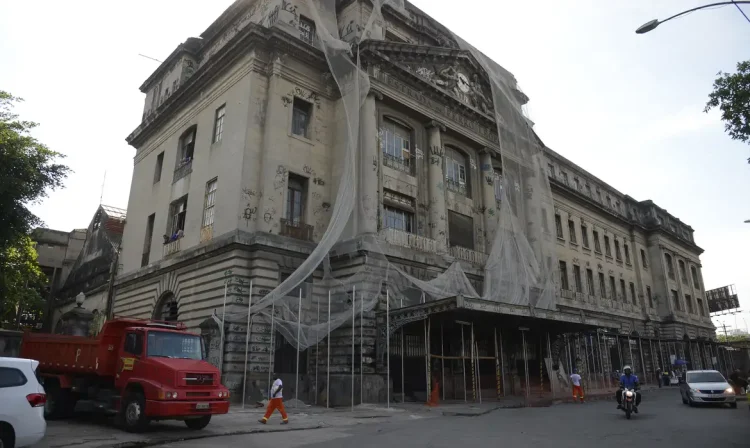 Membros da Sociedade Memorial Visconde de Mauá dão abraço simbólico pedindo a recuperação da Estação Leopoldina, em Santo Cristo, no Rio de Janeiro.