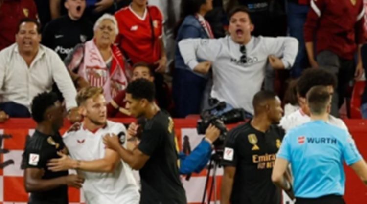 Torcedor imitando macaco na partida entre Real Madrid e Sevilla