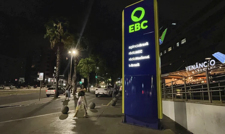 Brasília (DF), 19.10.2023 - Totem com a nova marca da Empresa Brasil de Comunicação-EBC, na entrada sul. Foto: Juca Varella/Agência Brasil