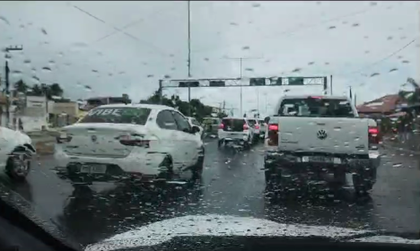 Trânsito em Natal fica prejudicado por causa da chuva. Foto: Reprodução.