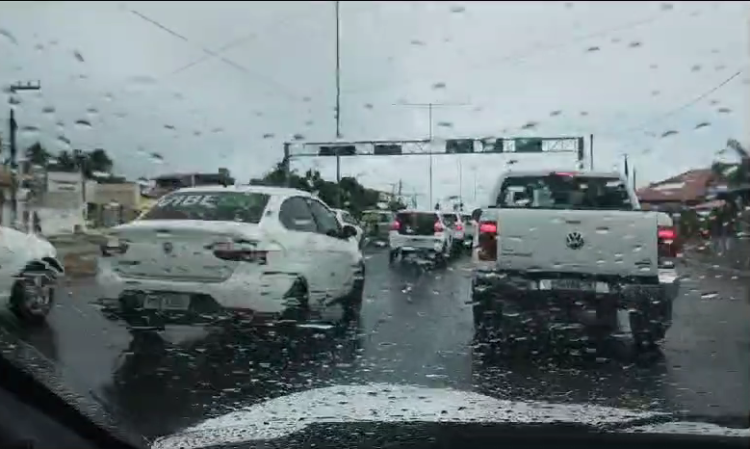 Trânsito em Natal fica prejudicado por causa da chuva. Foto: Reprodução.