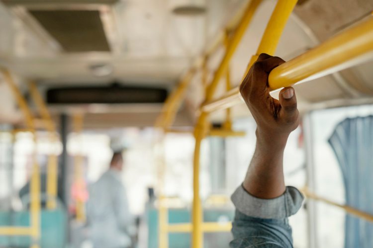 transporte-publico-mao-segurando-barra-onibus