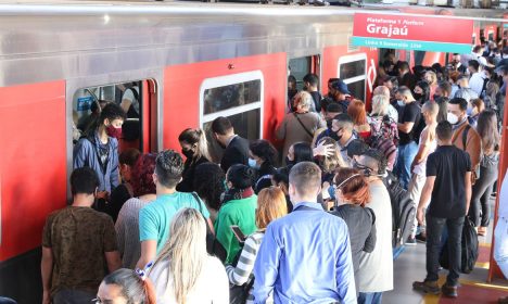 Usuários do transporte público usam máscara na plataforma e trem da Linha 9 Esmeralda da Companhia Paulista de Trens Metropolitanos - CPTM, em Pinheiros.