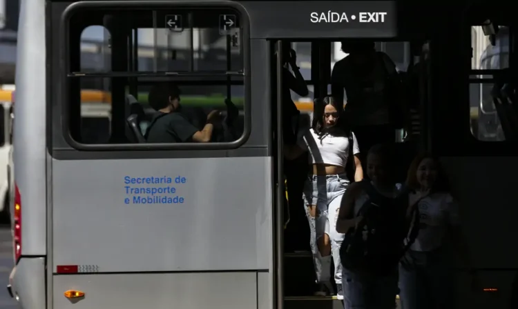 Brasília (DF), 09/08/2023 - Movimentação de passageiros e ônibus na Rodoviária do Plano Piloto. Nos dias 8 e 9 de agosto acontece, em Brasília, o 36º Seminário Nacional de Transporte Urbano, em que empresários, entidades de classe, especialistas e representantes de governo debatem as mudanças necessárias no setor. Foto: Marcelo Camargo/Agência Brasil