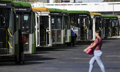 Brasília (DF), 09/08/2023 - Movimentação de passageiros e ônibus na Rodoviária do Plano Piloto. Nos dias 8 e 9 de agosto acontece, em Brasília, o 36º Seminário Nacional de Transporte Urbano, em que empresários, entidades de classe, especialistas e representantes de governo debatem as mudanças necessárias no setor. Foto: Marcelo Camargo/Agência Brasil
