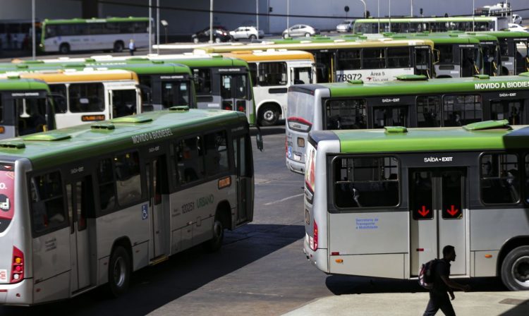 Brasília (DF), 09/08/2023 - Movimentação de passageiros e ônibus na Rodoviária do Plano Piloto. Nos dias 8 e 9 de agosto acontece, em Brasília, o 36º Seminário Nacional de Transporte Urbano, em que empresários, entidades de classe, especialistas e representantes de governo debatem as mudanças necessárias no setor. Foto: Marcelo Camargo/Agência Brasil