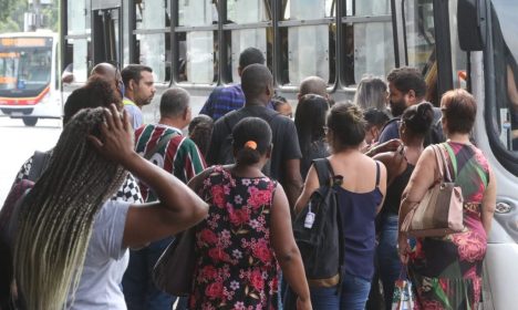 Greve dos rodoviários provoca paralisação da frota de ônibus da cidade e aglomerações nos pontos de parada.