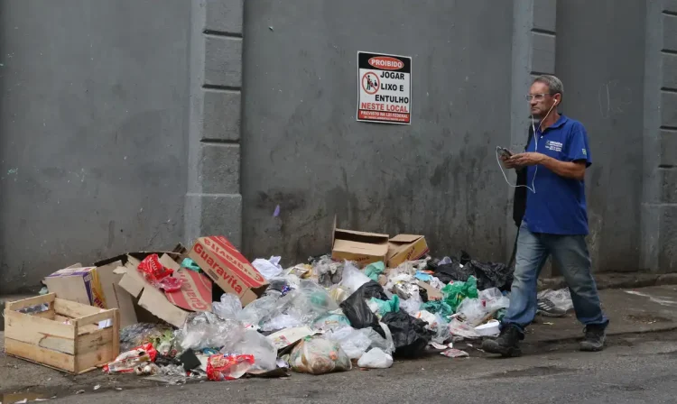 Lixo se acumula pela cidade após garis entrarem em greve. Os funcionários da Comlurb, empresa de limpeza urbana municipal, decidiram ontem(28) entrar em greve.