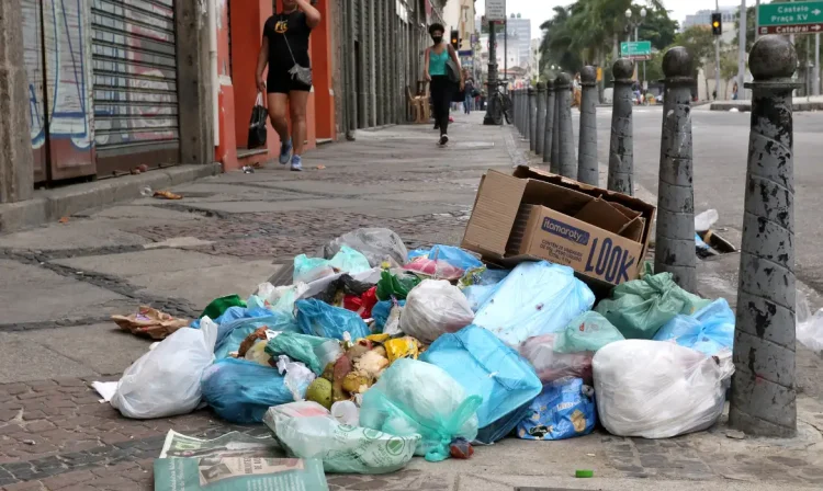 Lixo se acumula pela cidade após garis entrarem em greve. Os funcionários da Comlurb, empresa de limpeza urbana municipal, decidiram ontem(28) entrar em greve.