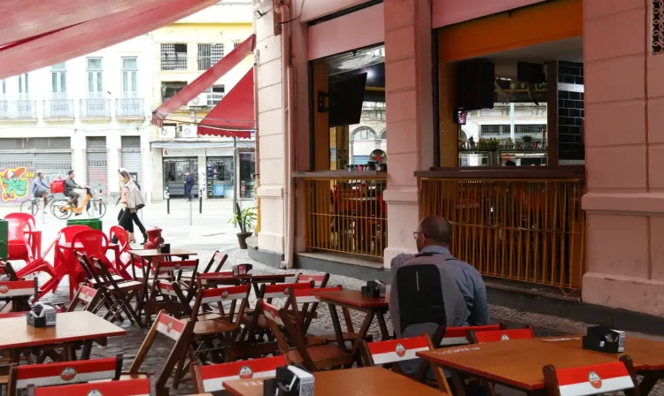 Restaurante aberto no centro da cidade. IBGE divulga Pesquisa Anual de Serviços (PAS) referente a 2020.