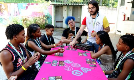 Rio de Janeiro (RJ), 11/11/2023 - O SeJoga, grupo LGBTQIA+ periférico, promove encontro de acolhimento com jogos de tabuleiro, na Penha, zona norte da cidade. Foto: Tânia Rêgo/Agência Brasil