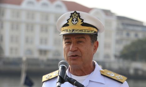 O comandante da Marinha, Almir Garnier Santos, fala com a imprensa. Em comemoração ao Bicentenário da Independência, a Marinha do Brasil promove uma Revista Naval, com a presença do presidente da República, na Baía de Guanabara, no Rio de Janeiro.