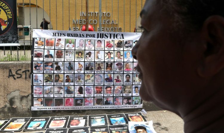 Rio de Janeiro (RJ), 23/11/2023 - Familiares fazem ato de repúdio ao Instituto Médico Legal, pelos atrasos nas entregas dos laudos de óbitos das vítimas de violência letal, em frente ao Instituto Médico Legal(IML), centro da cidade. Foto: Tânia Rêgo/Agência Brasil