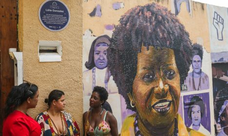 Rio de Janeiro (RJ), 30/09/2023 - Casa em que morou a autora, antropóloga, filósofa e política Lélia Gonzalez, em Santa Tereza, região central da cidade, recebe placa em sua homenagem . Prefeitura do Rio e o Projeto Negro Muro lançam projeto relacionado à cultura da população negra. Imóveis de relevância histórica para a memória negra serão identificados como Patrimônio Cultural.
 Foto: Tânia Rêgo/Agência Brasil