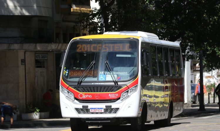 Transporte coletivo na região central do Rio.