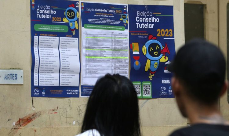 Rio de Janeiro (RJ), 01/10/2023 - Eleitores comparecem em posto de votação de eleição para conselhos tutelares, na Escola Municipal Celestino da Silva, região central da cidade. Foto:Tânia Rêgo/Agência Brasil