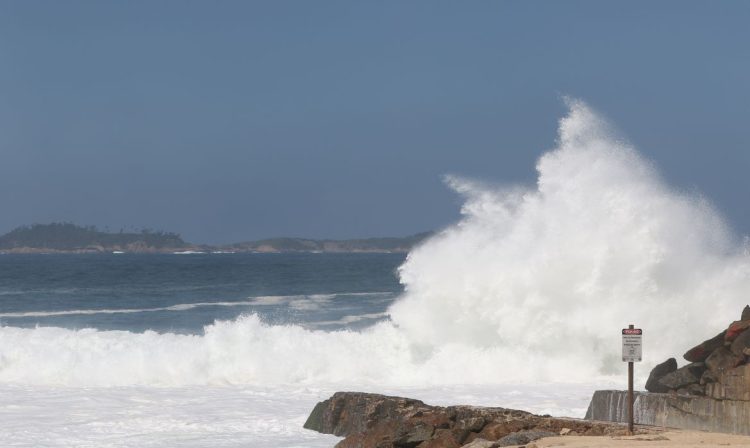 Rio de Janeiro (RJ), 03/04/2023 - Ressaca na orla de Ipanema e Leblon, zona sul da cidade. Foto: Tânia Rêgo/Agência Brasil