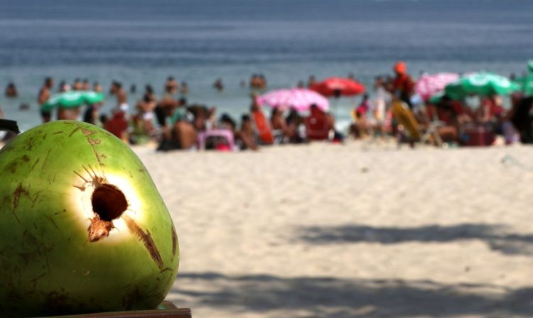 Rio de Janeiro (RJ), 24/08/2023 - Cariocas se refrescam na praia do Leme em meio a forte onda de calor. Foto:Tânia Rêgo/Agência Brasil