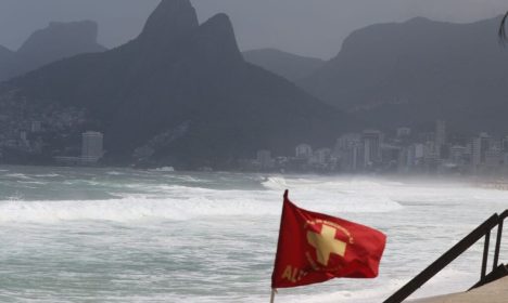 Rio de Janeiro (RJ), 03/04/2023 - Ressaca na orla de Ipanema e Leblon, zona sul da cidade. Foto: Tânia Rêgo/Agência Brasil