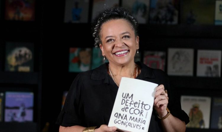 Rio de Janeiro (RJ), 05/10/2023 - A escritora Ana Maria Gonçalves durante gravação do programa Trilha de Letras, da TV Brasil, na biblioteca da Maison de France, centro da cidade. Foto:Tânia Rêgo/Agência Brasil