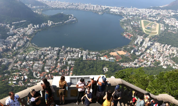 Rio de Janeiro (RJ), 23/02/2023 - Vista parcial da zona sul da cidade com visitantes do Cristo Redentor e a lagoa Rodrigo de Freitas e as praias de Ipanema e Leblon. (Foto:Tânia Rêgo/Agência Brasil)