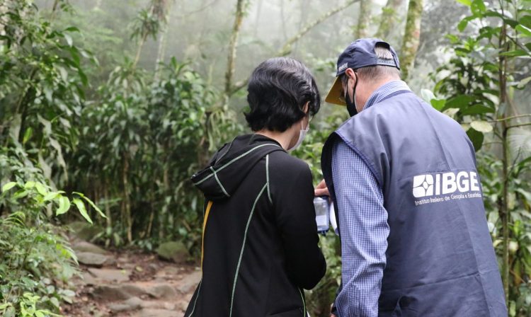 Recenseadores do IBGE percorrem as trilhas da comunidade quilombola de Pedra Bonita, no Alto da Boa Vista. Censo demográfico do IBGE identifica pela primeira vez a população e o território das comunidades quilombolas no Brasil.