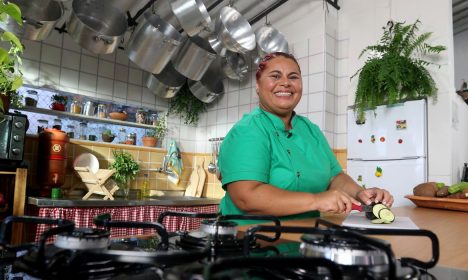 Rio de Janeiro (RJ), 16/05/2024 - Regina Tchelly, apresentadora do novo programa da TV Brasil, Xodó de Cozinha, no Morro da Babilônia. Foto: Tânia Rêgo/Agência Brasil