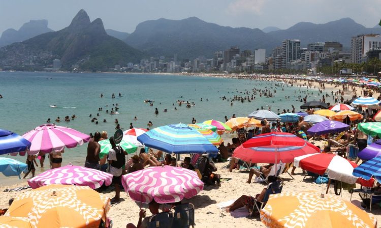 Arpoador e praia de Ipanema são tomadas por banhistas nesta segunda-feira de sol intenso no verão carioca.