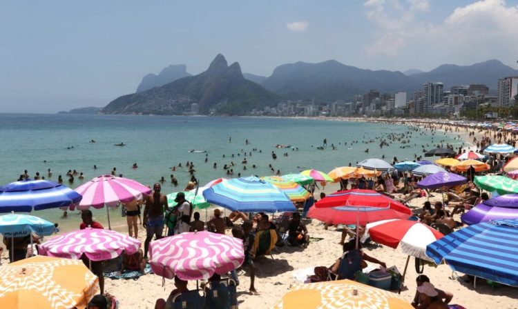 Arpoador e praia de Ipanema são tomadas por banhistas nesta segunda-feira de sol intenso no verão carioca.