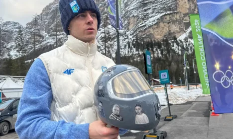 Heraskevych mostra capacete com imagens de vítimas da guerra na Ucrânia
 9/2/2026    REUTERS/Cristiano Corvino