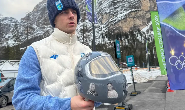 Heraskevych mostra capacete com imagens de vítimas da guerra na Ucrânia
 9/2/2026    REUTERS/Cristiano Corvino