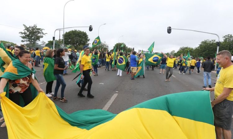 Manifestantes se reúnem em frente ao QG do Exército em Brasília