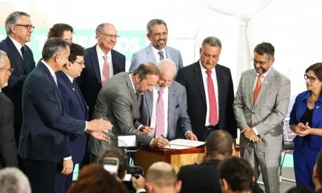 Brasília, (DF) – 09/04/2024 – O presidente Luiz Inácio Lula da Silva, participa da solenidade de assinatura da medida provisória (MP) sobre energias renováveis e redução de impactos tarifários, Foto Valter Campanato/Agência Brasil.