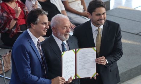 Brasília, (DF) – O presidente da República, Luiz Inácio Lula da Silva, participa, da cerimônia de lançamento da Estratégia Nacional de Escolas Conectadas. E/D. Ministro da Educação, Camilo Pena, presidente Lula, e o ministro das Comunicações, Juscelino Filho, durante cerimônia de lançamento da Estratégia Nacional de Escolas Conectadas. Foto Valter Campanato/Agência Brasil.