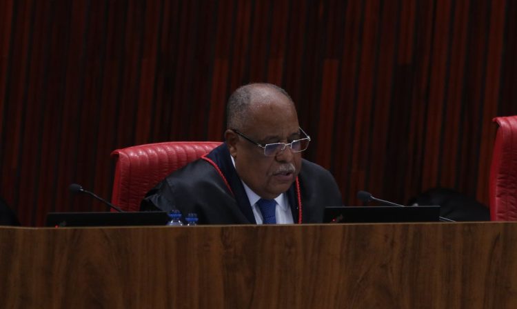 Brasília (DF), 27/06/2023 - O ministro e relator Benedito Gonçalves , do Tribunal Superior Eleitoral (TSE) durante sessão plenária, para retomar o julgamento da ação (Aije nº 0600814-85) que pede a inelegibilidade de Jair Bolsonaro e de Walter Braga Netto. Foto Valter Campanato/Agência